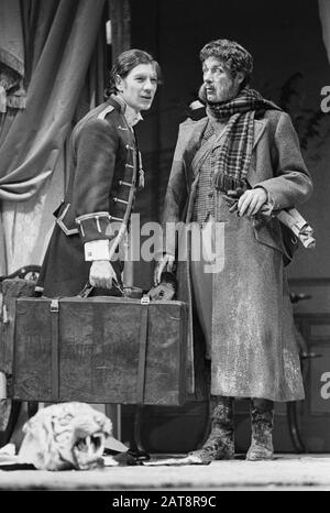 Ian McKellen (Lady Wishfort's Footman) und John Woodvine (Sir Wilful Witwoud) in THE WAY OF THE WORLD von William Congreve unter der Regie von David William für die Actors Company UK Tour 1973. Sir Ian Murray McKellen, geboren 1939, Burnley, England. Englischer Bühnen- und Filmschauspieler. Mitbegründer von Stonewall, der 1990 zum Ritter geschlagen wurde, machte 2007 eine Companion of Honor. Stockfoto