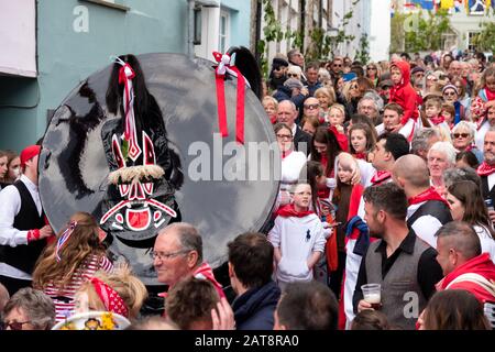 Menschenmassen nach der roten Band Obby Oss-Prozession, Padstow, Cornwall, Großbritannien Stockfoto