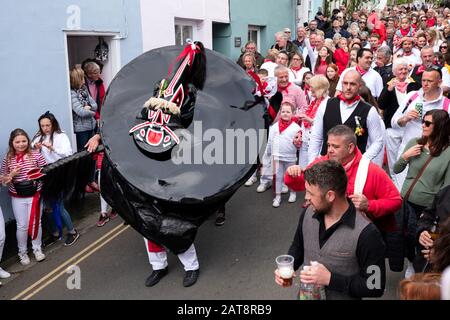 Menschenmassen nach der roten Band Obby Oss-Prozession, Padstow, Cornwall, Großbritannien Stockfoto