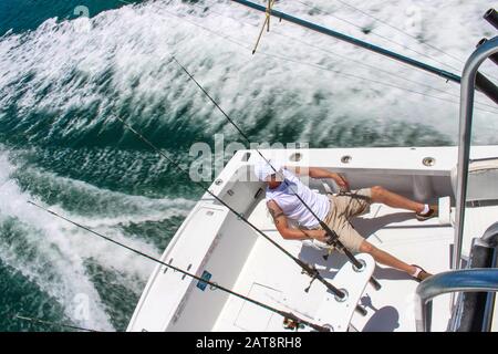 Key West Florida USA etwa im Juli 2010 Junger Mann im Hochseefischboot Stockfoto