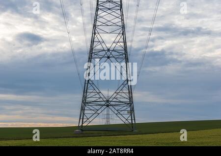 Kraftübertragungsturm vor bewölktem Himmel Stockfoto