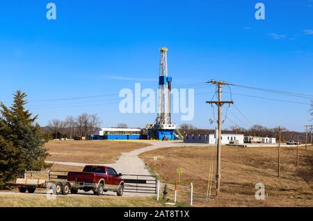 Bohranlage und Standort für große Öl- Gas und mit Gebäuden und Anlagen - rote Lkw mit Anhänger an geschlossenen Tor unten zu ihm führende Stockfoto