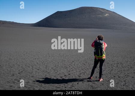 Frau steigt zum Weihnachtskrater im Vulkan Lonquimay auf. Malalcahuello-Nalcas National Reserve. Region Araucania. Chile. Stockfoto