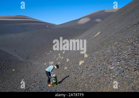 Frau steigt zum Weihnachtskrater im Vulkan Lonquimay auf. Malalcahuello-Nalcas National Reserve. Region Araucania. Chile. Stockfoto