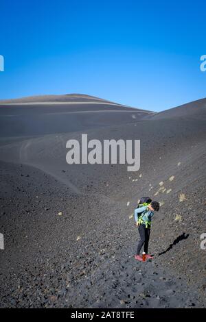 Frau steigt zum Weihnachtskrater im Vulkan Lonquimay auf. Malalcahuello-Nalcas National Reserve. Region Araucania. Chile. Stockfoto