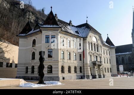 Das Amt des Ministerpräsidenten und weitere Regierungsstellen in Vaduz, Liechtenstein Stockfoto