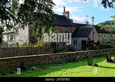 Ein Schloss und St. Bridgets Kirche sind die wichtigsten Gebäude in Skenfrith (Walisisch: Ynysgynwraidd) - ein kleines Dorf in Monmouthshire, Südosten Wales. Ich Stockfoto