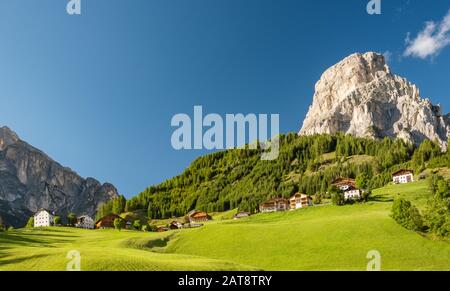 Corvara Dorf, beliebte Alpine Village in Dolimite Alpen im sonnigen Sommertag, Italien Stockfoto