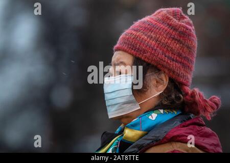 Moskau, Russland. Januar 2020 EIN Tourist, der auf dem Roten Platz in Moskau, Russland, eine medizinische Maske trägt Stockfoto
