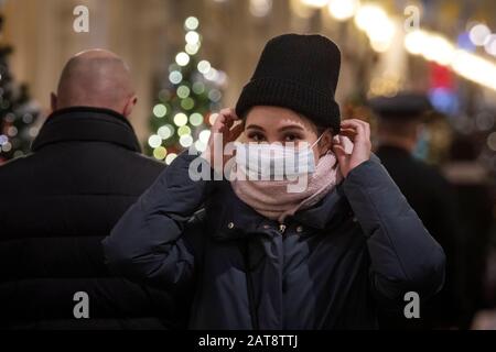 Moskau, Russland. Am 31. Januar 2020 trägt das russische Mädchen eine medizinische Maske im EINKAUFSZENTRUM GUM Central am Roten Platz in Moskau, Russland Stockfoto