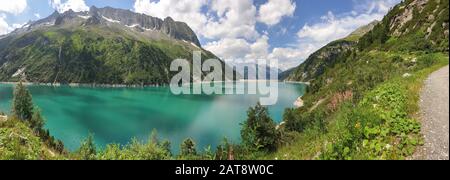 Panorama auf einen Bergsee mit schönem blau oder türkisfarbenem Wasser Stockfoto