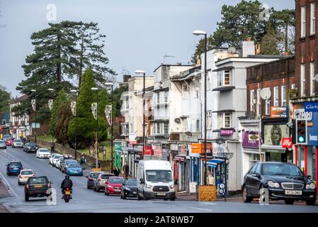 Allgemeiner Blick auf die South Road, Haywards Heath. Stockfoto