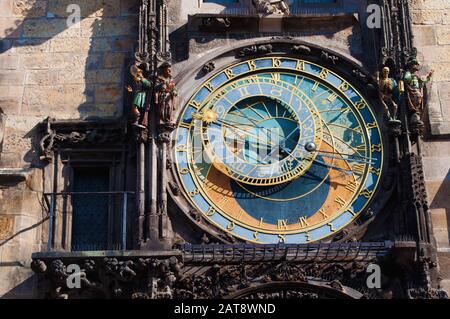 Nahaufnahme des astronomischen Messrads des Prager Orloj mit komplizierten Details, Uhrwerken, Zahnrädern, Symbolen, Statuen, Skelett- und Horoskopschildern. Prag, Chezh R. Stockfoto