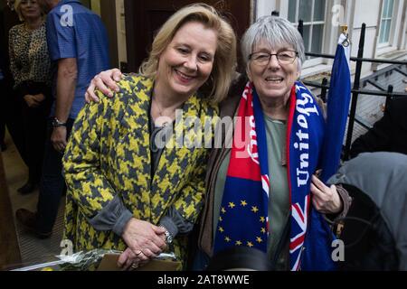 London, Großbritannien. Januar 2020. Julie Ward (r), Labour-Abgeordnete für Nordwestengland bis Mitternacht, wird von einem Kollegen im Europahaus, dem Sitz der Europäischen Kommission in London, begrüßt, nach einem Festzug aus der Downing Street anlässlich Des Brexit Day. Credit: Mark Kerrison/Alamy Live News Stockfoto