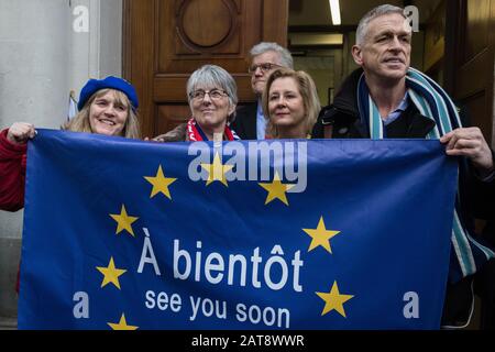 London, Großbritannien. Januar 2020. Befürworter der Mitgliedschaft Großbritanniens in der Europäischen Union, darunter die Labour-Abgeordnete Julie Ward (c), posieren außerhalb des Europe House, der Heimat der Europäischen Kommission in London, nach einem Festzug aus der Downing Street anlässlich Des Brexit Day. Credit: Mark Kerrison/Alamy Live News Stockfoto