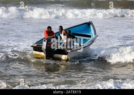 Männer begeben sich in einer Piroge, Grand Riviere, Trinidad & Tobago in die Brandung Stockfoto