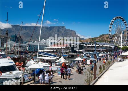 Die V&A Waterfront mit Table Mountain im Hintergrund, Kapstadt, Südafrika Stockfoto