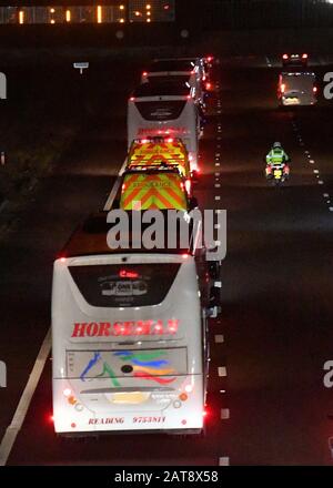 Busse, die britische Staatsangehörige aus der von Coronavirus heimgeprallten Stadt Wuhan in China befördern, fahren auf dem Weg zum Arrowe Park Hospital in Merseyside auf der Autobahn M6. Die Passagiere kamen mit dem Flugzeug nach RAF Brize Norton in Oxfordshire, bevor sie zum Krankenhausstandort auf dem Wirrall transportiert wurden, wo sie unter Quarantäne gestellt werden. Stockfoto