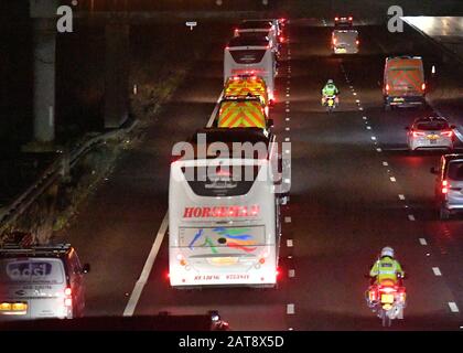 Busse, die britische Staatsangehörige aus der von Coronavirus heimgeprallten Stadt Wuhan in China befördern, fahren auf dem Weg zum Arrowe Park Hospital in Merseyside auf der Autobahn M6. Die Passagiere kamen mit dem Flugzeug nach RAF Brize Norton in Oxfordshire, bevor sie zum Krankenhausstandort auf dem Wirrall transportiert wurden, wo sie unter Quarantäne gestellt werden. Stockfoto