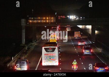 Busse, die britische Staatsangehörige aus der von Coronavirus heimgeprallten Stadt Wuhan in China befördern, fahren auf dem Weg zum Arrowe Park Hospital in Merseyside auf der Autobahn M6. Die Passagiere kamen mit dem Flugzeug nach RAF Brize Norton in Oxfordshire, bevor sie zum Krankenhausstandort auf dem Wirrall transportiert wurden, wo sie unter Quarantäne gestellt werden. Stockfoto