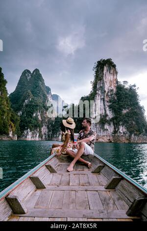 Khao Sok Nationalpark Cheow Lan Dam, Ratchaprapha-Dam oder Rajjaprabha-Dam in Suratthani, Thailand Paar im Urlaub in Khao Sok Stockfoto