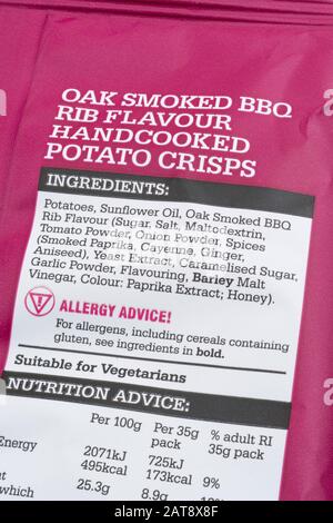 Real Crisps Ltd Kartoffelkrisps-Lebensmittelverpackungen, in denen Informationen zur Ernährungsernährung mit Inhalt, Salz, Fett usw. angezeigt werden. Imbiss-Food-Konzept. Stockfoto