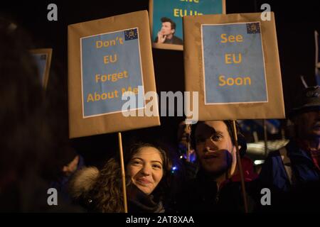 Edinburgh, Großbritannien. Januar 2020. "Die EU Ist Bereits in Verzug", die Brexit Day Protestkundgebung, außerhalb des schottischen Parlaments, die am Abend errichtet wurde, an dem Großbritannien die Europäische Union verlässt. Credit: Jeremy sutton-hibbert/Alamy Live News Stockfoto