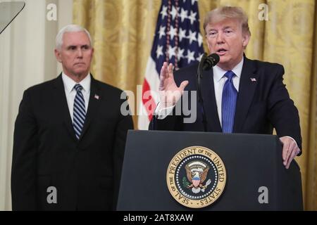 Washington, USA. Januar 2020. Präsident Donald Trump und Vizepräsident Mike Pence sprechen während eines Gipfels über Menschenhandel im East Room des Weißen Hauses in Washington, DC. (Foto von Oliver Contreras/SIPA USA) Credit: SIPA USA/Alamy Live News Stockfoto