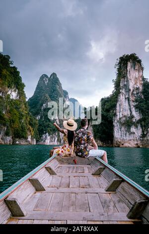 Khao Sok Nationalpark Cheow Lan Dam, Ratchaprapha-Dam oder Rajjaprabha-Dam in Suratthani, Thailand Paar im Urlaub in Khao Sok Stockfoto