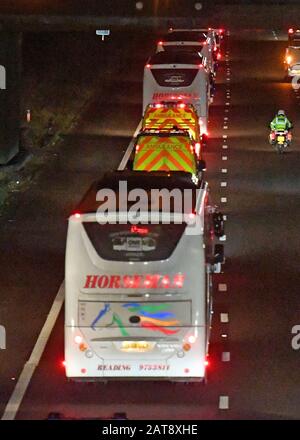 Busse, die britische Staatsangehörige aus der von Coronavirus heimgeprallten Stadt Wuhan in China befördern, fahren auf dem Weg zum Arrowe Park Hospital in Merseyside auf der Autobahn M6. Die Passagiere kamen mit dem Flugzeug nach RAF Brize Norton in Oxfordshire, bevor sie zum Krankenhausstandort auf dem Wirrall transportiert wurden, wo sie unter Quarantäne gestellt werden. Stockfoto