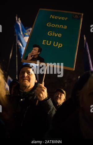 Edinburgh, Großbritannien. Januar 2020. "Die EU Ist Bereits in Verzug", die Brexit Day Protestkundgebung, außerhalb des schottischen Parlaments, die am Abend errichtet wurde, an dem Großbritannien die Europäische Union verlässt. Credit: Jeremy sutton-hibbert/Alamy Live News Stockfoto