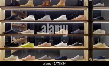 Nicht gebrannte Schuhe werden im Fenster eines städtischen Schuhgeschäfts ausgestellt Stockfoto