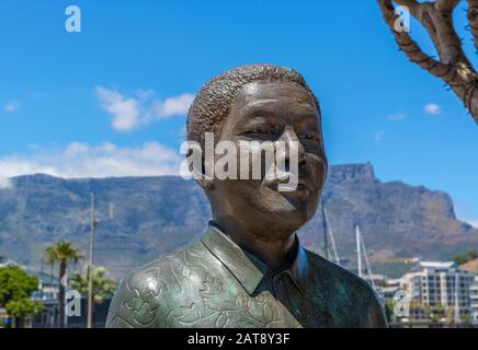 Statue des verstorbenen südafrikanischen Präsidenten Nelson Mandela, Friedensnobelpreisträger am Nobelplatz, V&A Waterfront, Kapstadt, Südafrika Stockfoto