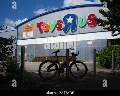 Ein nicht genutzter Toys R Us and Babies R Us-Laden in Southampton stieg an und fiel in Missreparatur, nachdem das Unternehmen mit Schulden zusammenbricht. Stockfoto