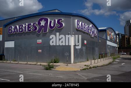 Ein nicht genutzter Toys R Us and Babies R Us-Laden in Southampton stieg an und fiel in Missreparatur, nachdem das Unternehmen mit Schulden zusammenbricht. Stockfoto