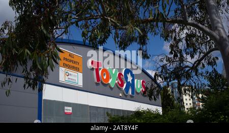 Ein nicht genutzter Toys R Us and Babies R Us-Laden in Southampton stieg an und fiel in Missreparatur, nachdem das Unternehmen mit Schulden zusammenbricht. Stockfoto