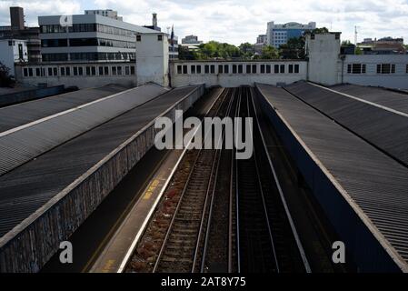 Bild von der Eisenbahnbrücke, die auf einen leeren Hauptbahnhof von Southampton in Hampshire England blickt. Stockfoto