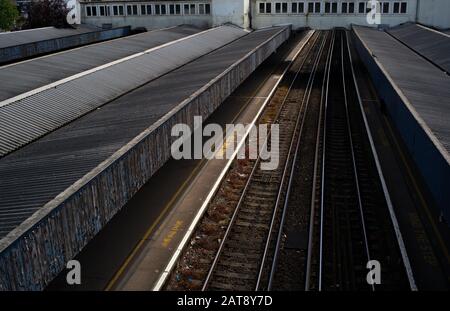 Bild von der Eisenbahnbrücke, die auf einen leeren Hauptbahnhof von Southampton in Hampshire England blickt. Stockfoto