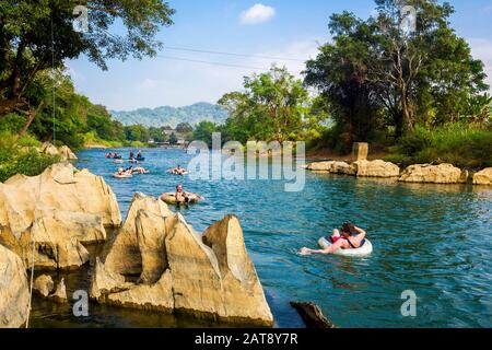 Touristen schlänken den Fluss Song bei Vang Vieng, Provinz Vientiane, Laos. Stockfoto