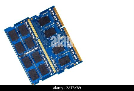 Zwei blaue Computerspeicherkarten, isoliert auf weißem Hintergrund. Verwendete Notebook-Speicherkarten. Kopierbereich. Stockfoto