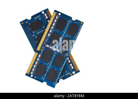 Zwei blaue Computerspeicherkarten, isoliert auf weißem Hintergrund. Verwendete Notebook-Speicherkarten. Kopierbereich. Stockfoto