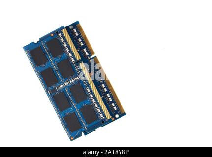 Zwei blaue Computerspeicherkarten, isoliert auf weißem Hintergrund. Verwendete Notebook-Speicherkarten. Kopierbereich. Stockfoto