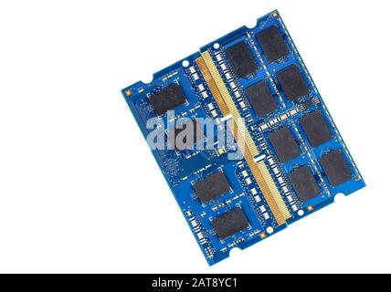 Zwei blaue Computerspeicherkarten, isoliert auf weißem Hintergrund. Verwendete Notebook-Speicherkarten. Kopierbereich. Stockfoto