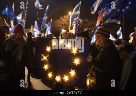 Edinburgh, Großbritannien. Januar 2020. "Die EU Ist Bereits in Verzug", die Brexit Day Protestkundgebung, außerhalb des schottischen Parlaments, die am Abend errichtet wurde, an dem Großbritannien die Europäische Union verlässt. Credit: Jeremy sutton-hibbert/Alamy Live News Stockfoto