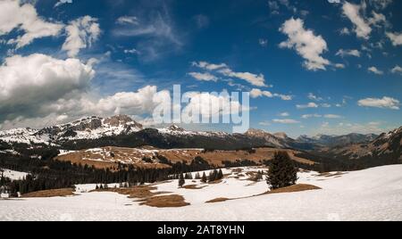 Schneebedeckte Berge am bewölkten Tag Stockfoto