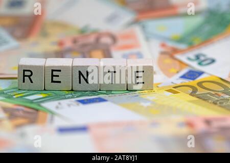 Würfel mit Buchstaben mit deutschem Wort Rente, Rente, auf Banknoten Stockfoto