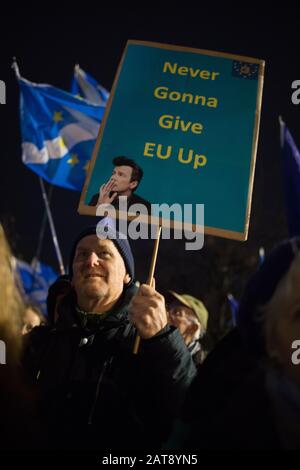 Edinburgh, Großbritannien. Januar 2020. "Die EU Ist Bereits in Verzug", die Brexit Day Protestkundgebung, außerhalb des schottischen Parlaments, die am Abend errichtet wurde, an dem Großbritannien die Europäische Union verlässt. Credit: Jeremy sutton-hibbert/Alamy Live News Stockfoto