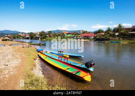 Boote auf dem Fluss Song in Vang Vieng, Laos. Stockfoto