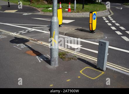 Verschiedene besprühte Straßenmarkierungen an der neuen Kreuzung des Southampton Cycleway mit solarbetriebenen Straßenschildern. Stockfoto