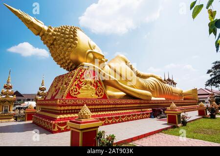 Liegender Buddha-Statue im Wat Pha, die Luang, Vientiane, Laos. Stockfoto